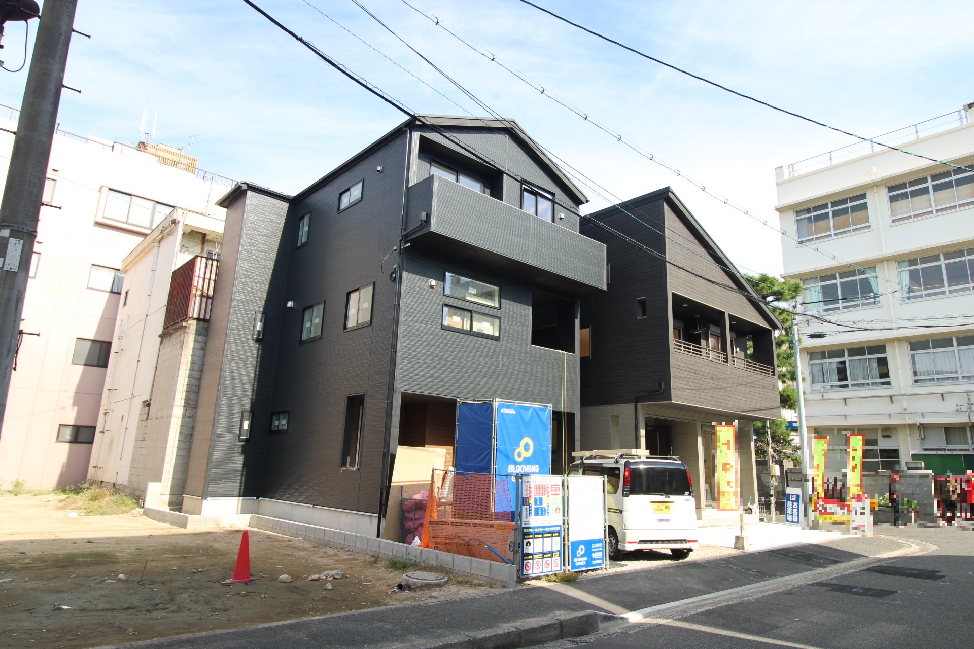 前面道路から見た外観