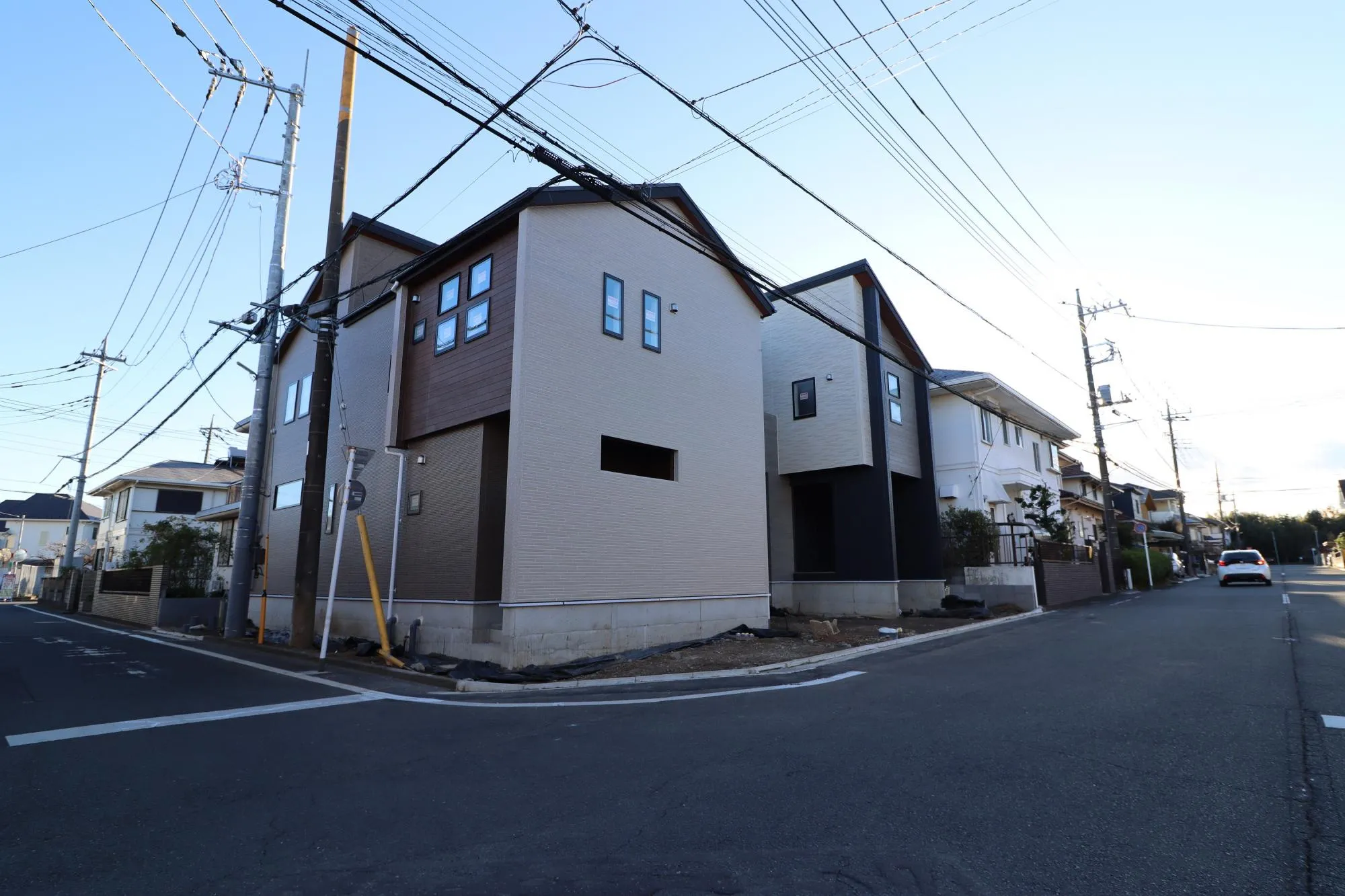 【1号棟現場写真②】車庫入れしやすい前面道路9.0m×6.0mの角地!