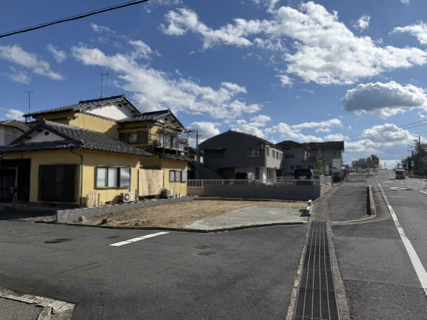 【前面道路】南西8.3m公道42条1項1号道路、北西6.2m公道42条1項1号道路